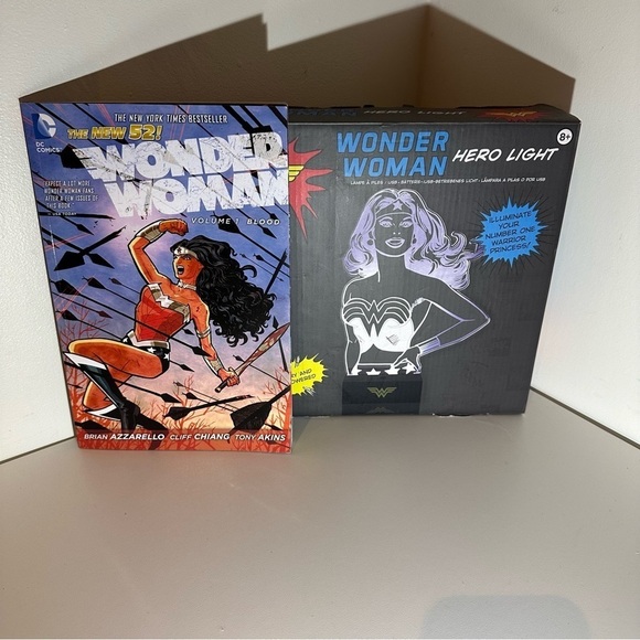 Wonder Woman light and comic bundle - Picture 6 of 9